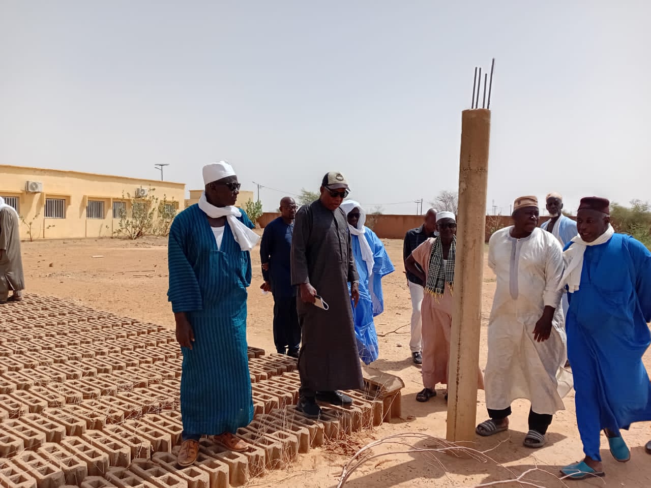 Visite du chantier du préau du lycée de Nguidjilone